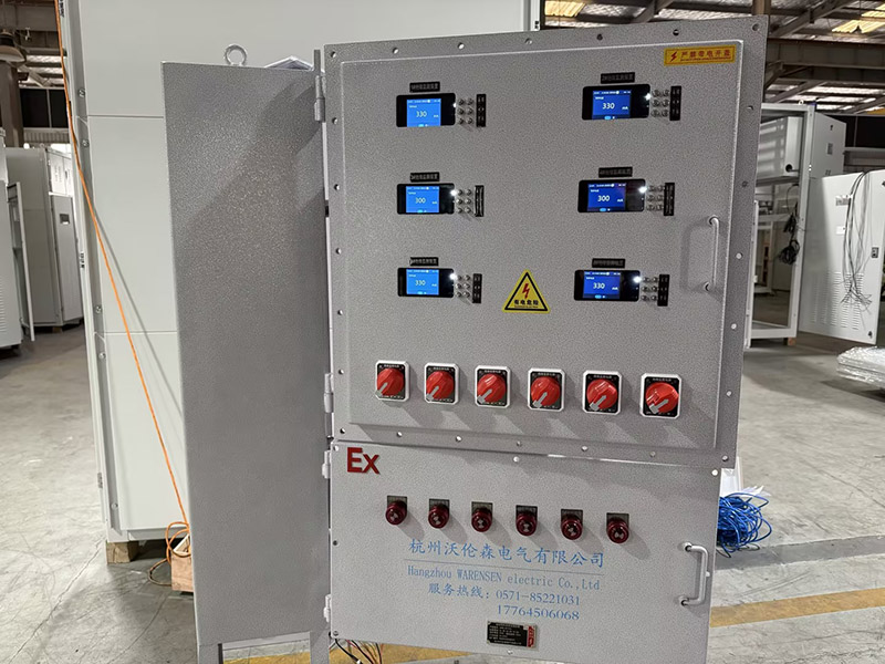 控制屏前玻璃门为防爆玻璃,柜内内有防爆护罩